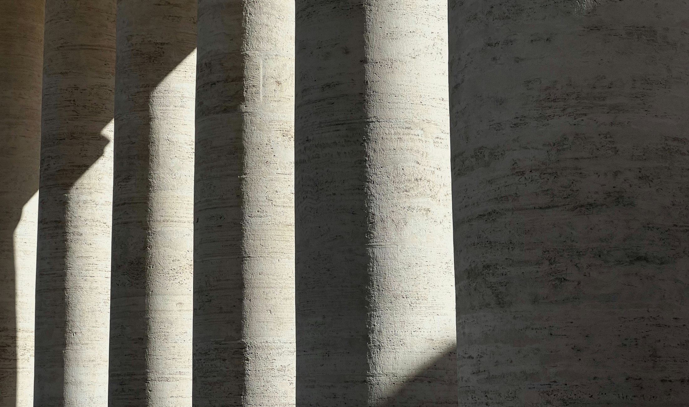 Lumière méditerranéenne sur un mur de pierre, l'esprit matière de LCA Méditerranée