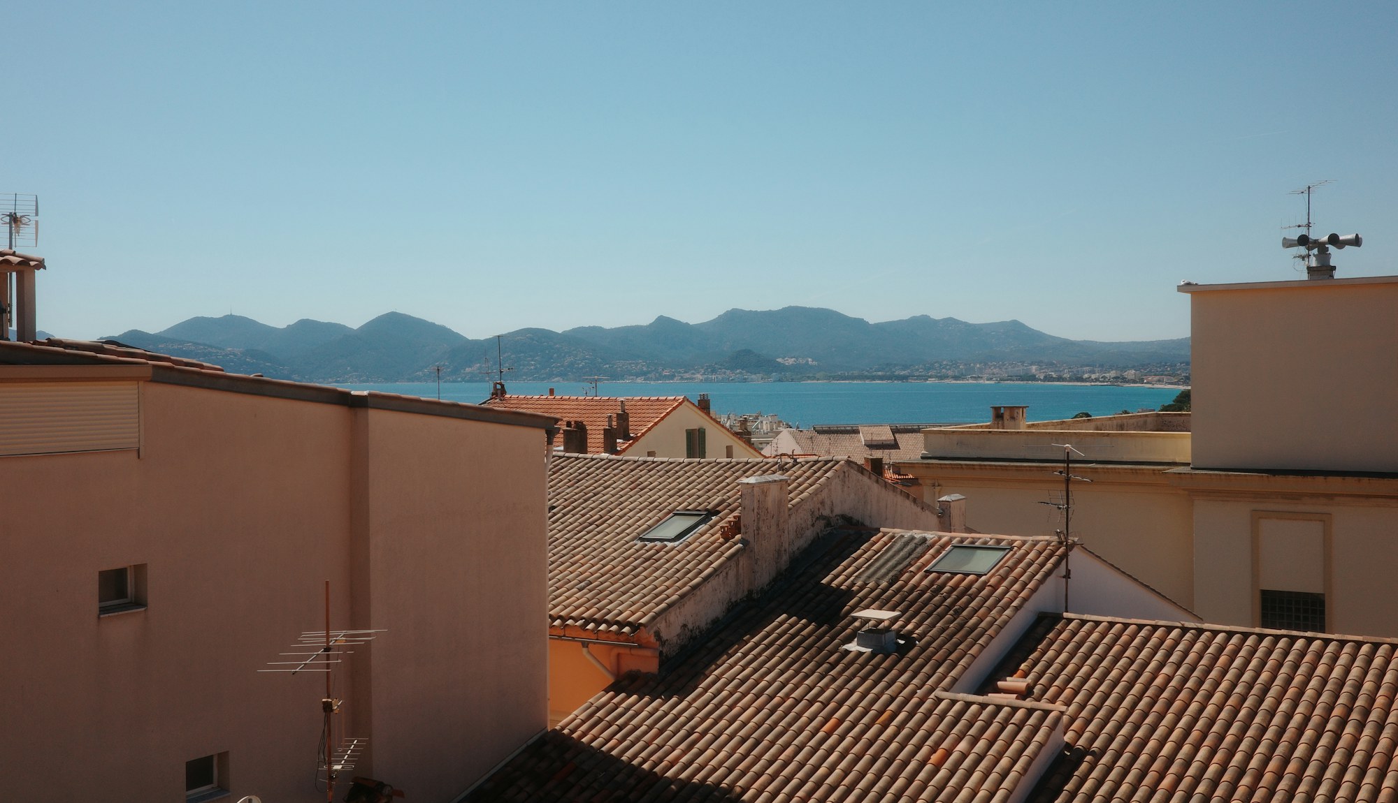 Toits de terre cuite et mer, la Corse