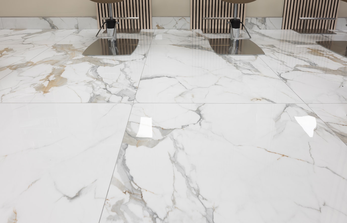 Carrelage contemporain en showroom LCA Méditerranée à Furiani